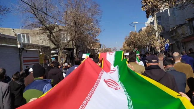 سمیرا عالم‌پناه خبرنگاه با انتشار این ویدیو در حساب کاربری خود در ایکس نوشت: در حاشیه مراسم ۱۲ بهمن