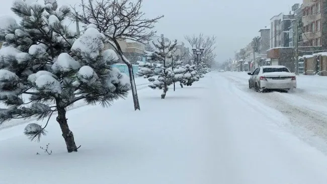 مفقود شدن خودروها زیر برف در شهرک ولیعصر ارومیه