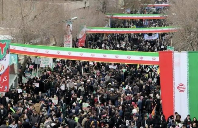 طناب‌زنی سه‌نفره در حاشیه راهپیمایی ۲۲ بهمن در تبریز 