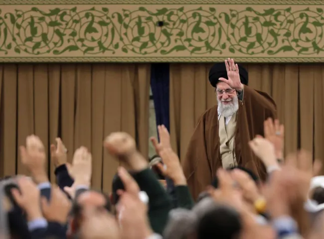 پس از قدردانی اصولگرایان؛ آیت‌الله هم از سرباز فداکار ودلسوز و ساعی خود دکتر مسعود قدردانی کرد پیش‌تر و در ایام انتخابات خصوصا در دوره دوم در پستی نوشته بودم: دکترسعید و دکترمسعود هر دو از سربازان و کارگزاران نظام اسلامی تحت رهبری ولایت مطلقه امر و امامت