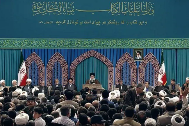  آیا ترکیب سخنان علنی امروز آیت‌الله خامنه‌ای و رونمایی موشکی سپاه و دیدار مسعود پزشکیان از دستاوردهای دفاعی و سخنان امروز محسنی اژیه در آرامگاه آیت‌الله خمینی و سخنان محمد باقر قالیباف در مجلس کاملاً اتفاقی است؟