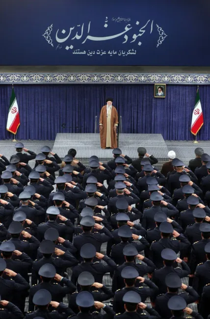  تصویری از دیدار فرماندهان نیروی هوایی ارتش با فرماندهٔ کل قوا