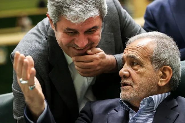 یک هشدار ساده، قابل توجه آیت‌الله خامنه‌ای / مراقب شبکه و ارتباطات غلامرضا تاجگردون باشید
