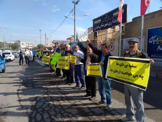 تجمع بازنشستگان کارگری در چند شهر/ معیشت بازنشستگان را دریابید 