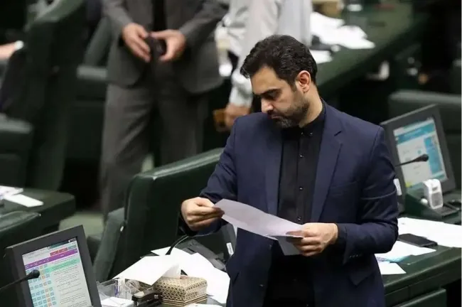  امیرحسین ثابتی در جمع متحصنین حجاب: تجمع که غیر قانونی است اما وقتی ظریف را غیر قانونی به عنوان معاون رییس جمهور گذاشتید غلط می کنید! به چهار نفر جلوی مجلس بگید تجمع نکنن!!