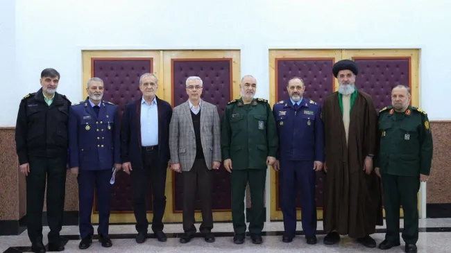 رئیس‌جمهور با حضور در وزارت دفاع، با فرماندهان عالی‌رتبۀ نیروهای مسلح دیدار و در خصوص مسائل دفاعی و نظامی با آنان گفت‌وگو کرد./فارس