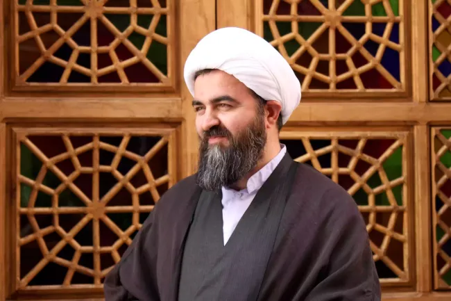شیخ محمدتقی اکبرنژاد بر مزار نادر جهانبانی