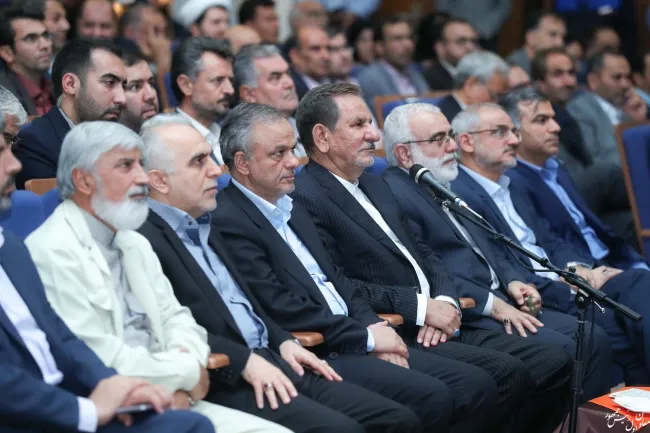 واقعا لازمست که همه رده های مختلف مسئولین جمهوری اسلامی این کلیپ را بارها و بارها مشاهده کنند.