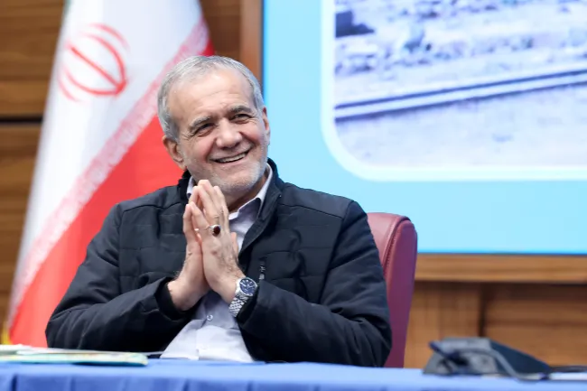  پزشکیان در نشست با فعالان کشاورزی و دامپروری شهرستان‌های شرق استان تهران: من معمولا بلد نیستم این حرف‌ها را بزنم ؛ در راه به من می‌گویند این حرف‌ها را بزن و می‌گویم چشم