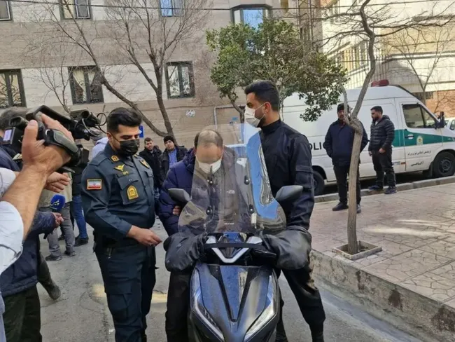 زن میانسالی که قربانی زورگیری در خیابان پیروزی شده بود، هنگام بازسازی صحنه جرم، سارق را بخشید و از شکایت خود گذشت.
