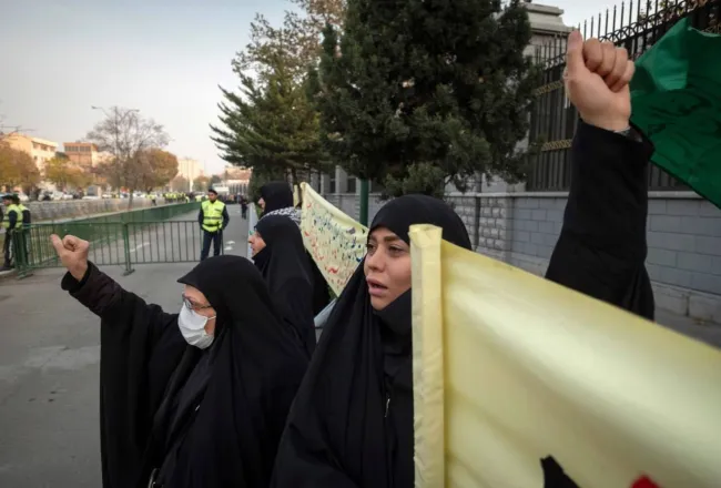 شعاردهی بانوان حامی قانون حجاب مقابل بیت آیت‌الله جوادی آملی:  برخی از علمای ما که باید پشتیبان جبهه انقلاب باشند، سکوت کرده‌اند!