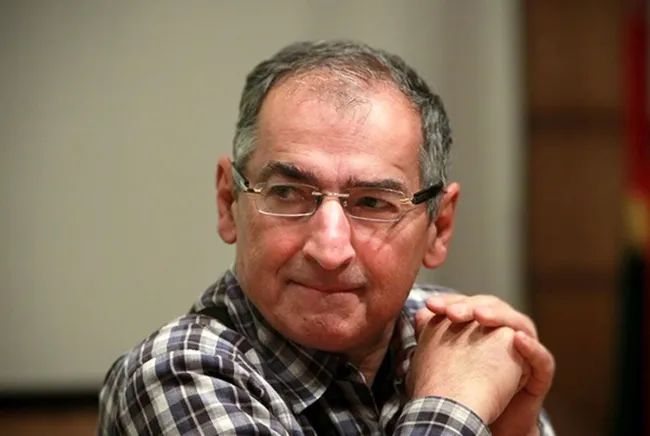 زیباکلام: با تغییر نظام به‌شدت مخالفم/ ایران در سال ۱۴۰۴ نه به بن بست می رسد نه فرو می پاشد/ هرسال می گویند جمهوری اسلامی سال آینده تمام می شود 