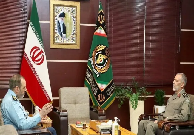  هجمه به وزیر دفاع؛ اقدام سرباز بدون اذن فرمانده؟ یا موافقت فرمانده کل قوا؛ پیش‌نیاز امضای اسناد نظامی
