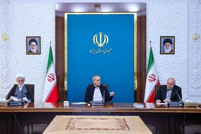  گزارش تصویری از جلسه بررسی راهکارهای رفع ناترازی انرژی با حضور سران قوا