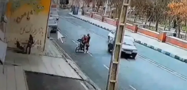 آقای جانشین فرمانده کل قوا در فراجا درود من نمیدانم این فیلم قدیمی است یا جدید است؛ اما حالم را بد کرده و حتما شما و همراهان گرامی هم با دیدن جسارت سارقین به مادری نوزاد در بغل که از او سرقت می‌شود، منقلب میشوید...