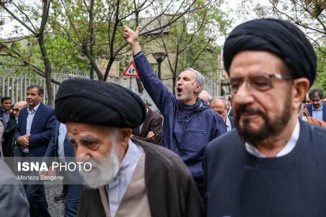 حمید نوری در مراسم تشییع شیخ حسینعلی نیری