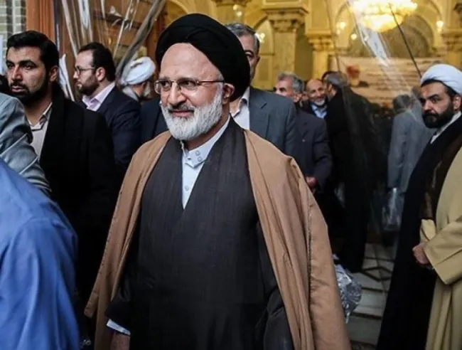 سید علی اصغر حجازی قائم مقام دفتر رهبر جمهوری اسلامی بدون حضور در جایگاه مسئولان، در بین سیل جمعیت مردمی که به سمت نماز عید فطر می‌رود