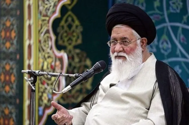  علم الهدی، گرانی ها را به گردن کسبه انداخت: آقای کاسب صبح که می‌خواهد برود مغازه، اول سراغ دلار را می‌گیرد که اگر گران شده، جنسش را هم گران‌تر بدهد