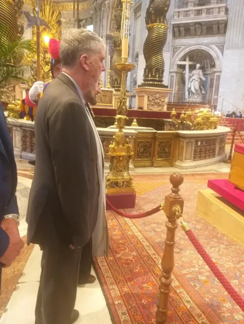 ادای احترام سید عباس صالحی وزیر فرهنگ و ارشاد اسلامی به پاپ فرانسیس