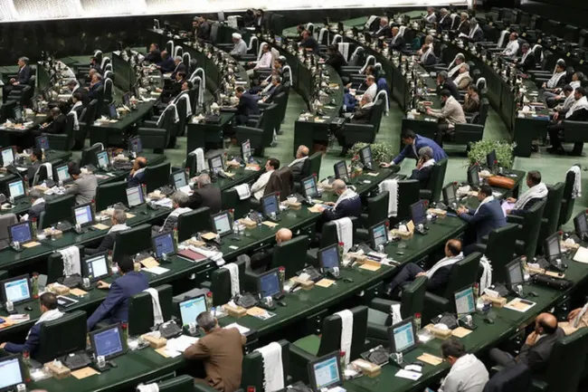 انتقاد روزنامه هم‌میهن از مجلس: برای کشور چه کرده‌اید که حالا آستین بالا می‌زنید و با مطرح کردن استیضاح، قهرمان‌بازی درمی‌آورید؟