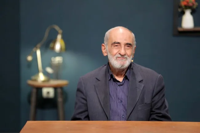 انتقاد شریعتمداری از صرافی‌هایی که ارز را با کانال تلگرامی نرخ گذاری می‌کنند