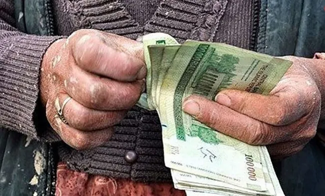 این مسئول که حقوقش به دلار است و از قیمت ها از طریق راننده اش مطلع می شود، می فهمد تحریم ها نان شب مردم را نشانه گرفته؟/ درد را باید چشید!