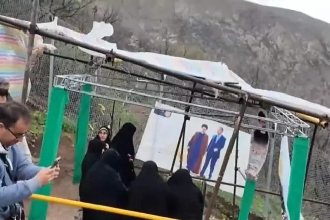 حضور پدر سید مهدی موسوی در محل سقوط بالگرد سید ابراهیم رئیسی و همراهانش