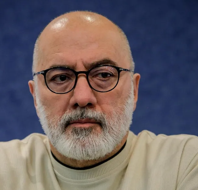  فرهاد قائمیان، بازیگر ۱۰ زندانی محکوم مالی را آزاد کرد