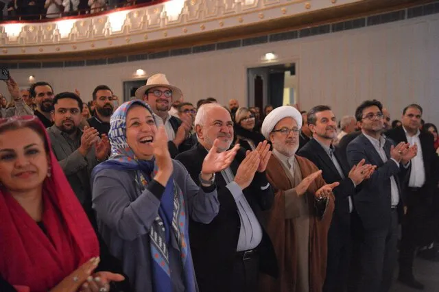  جواد ظریف به تماشای کنسرت تنبورنوازی گروه «نسل خلیل» نشست