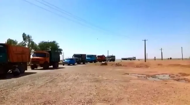 صف های طویل و معطلی کامیون داران حامل گندم جلوی سیلوهای بخش دشت عباس شهرستان دهلران به علت قطعی برق
