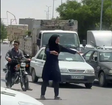 بانوی سیرجانی، ناجی ترافیک در بحران قطع برق! 