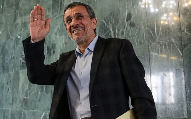  احمدی‌نژاد دیگر در آغاز سخنرانی اش، دعای فرج نمی خواند؛ بسم الله هم نمی گوید! /مبارک اصول‌گرایان باشد
