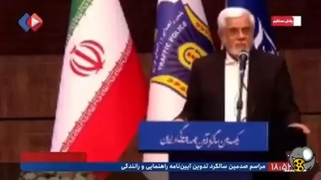  عارف: پارسال در جاده هراز یک مامور پلیس جلوی ماشین من را گرفت و وقتی شناخت خیلی گرم برخورد کرد. سوار ماشین شدم و خوشحال بودم که جریمه نشدم