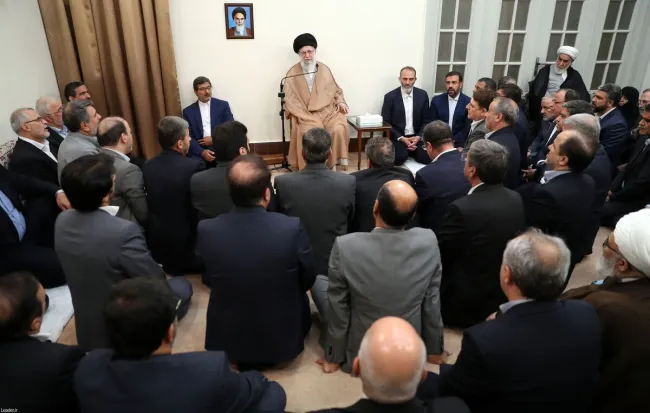  آیت‌الله خامنه‌ای: کشور سرشار از فرصت است و مسئلهٔ خاصی مثل جنگ، کرونا و مشکل حاد امنیتی وجود ندارد
