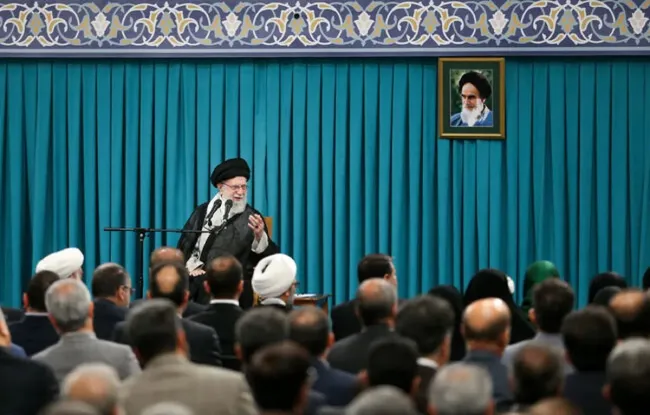  آیت‌الله خامنه‌ای: یکی از مصادیق همکاری مجلس با دولت کاهش احضار مسئولان دولتی به مجلس و کاهش سوال از آنها است. 