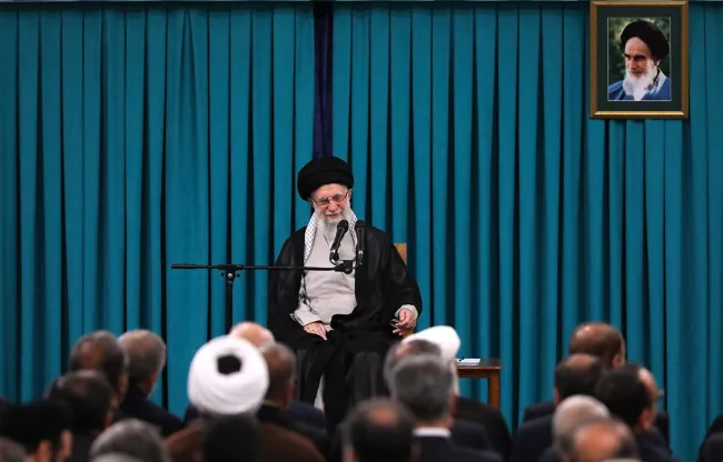  آیت‌الله خامنه‌ای: بنظر من هرچه ممکن است در لوایح اقتصادی دستکاری کمتری صورت گیرد/ دستکاری زیاد، لایحه را از اثر می‌اندازد