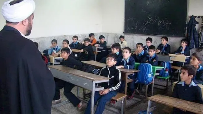  کیهان: چرا اجازه نمی دهید طلاب و روحانیون وارد آموزش و پرورش شوند؟/ باید این موضوع و بدسلیقگی را اتفاقی بدانیم؟