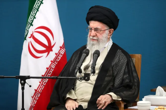  گفتگوی کوتاه رهبر جمهوری اسلامی با سید حسن خمینی