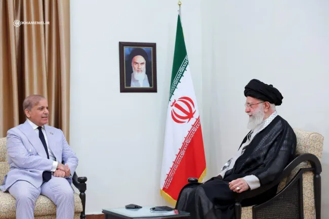  شهباز شریف، نخست وزیر پاکستان و هیئت همراه عصر امروز دوشنبه، با آیت‌الله خامنه‌ای دیدار کردند.