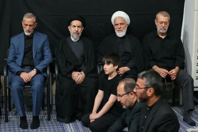 علی لاریجانی، محمدی عراقی، سید محمد ابوترابی، سردار محمد شیرازی و سپهر خلجی در مراسم عزاداری در حسینیه دفتر آیت‌الله خامنه‌ای