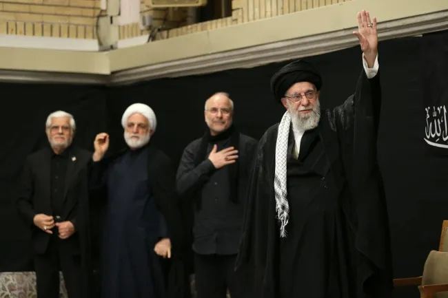 تصاویری از ورود و حضور آیت‌الله خامنه‌ای در حسینیه امام خمینی در مراسم عزاداری شب عاشورای حسینی