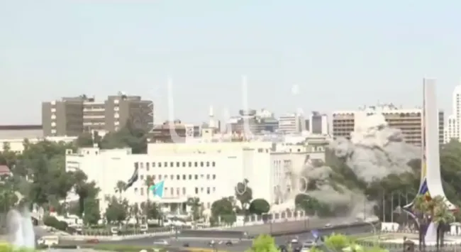 لحظه‌ی نابودی ساختمان ستاد کل (ارکان عمومی) در پایتخت سوریه، دمشق، بر اثر چندین حمله هوایی اسرائيل