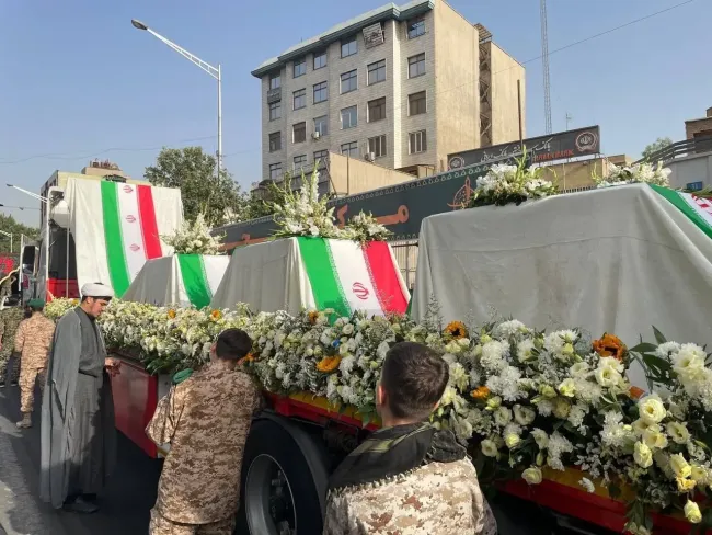 تصویری غم‌انگیز از تابوت کودکان خردسال شهید حمله اسرائیل به ایران