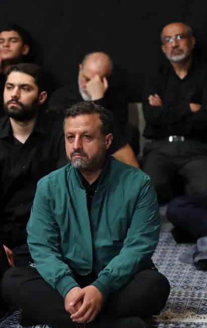  سید احسان خاندوزی وزیر سابق امور اقتصادی و دارایی در مراسم عزاداری حسینیه دفتر آیت‌الله خامنه‌ای