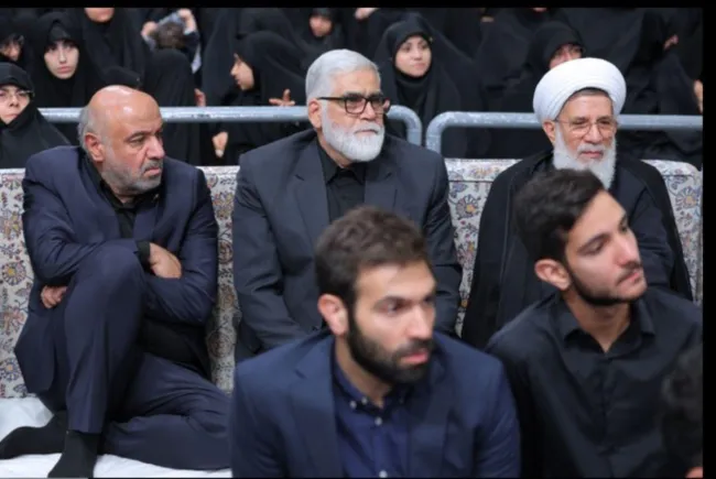 شیخ عباس محمد حسنی، امیر سرتیپ احمدرضا پوردستان و احمد میدری در مراسم عزاداری حسینیه دفتر آیت‌الله خامنه‌ای