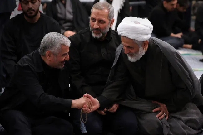 شیخ حسین طائب، سردار موسوی فرمانده جدید نیروی هوا و فضای سپاه و سردار محمد علی جعفری فرمانده قرارگاه فرهنگی بقیت‌الله العظم در مراسم عزاداری دردفتر آیت‌الله خامنه‌ای
