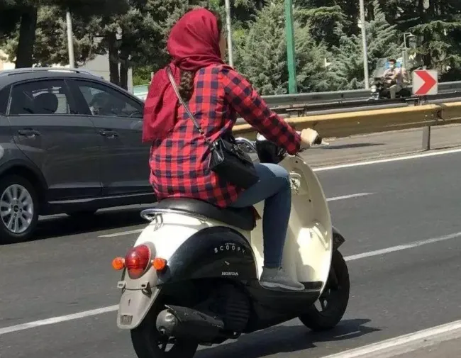  چرا جامعه اکثر مقررات راهنمایی و رانندگی را می پذیرد اما ممنوعیت موتورسیکلت سواری خانمها را قبول نمی کند؟