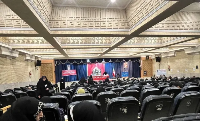  کسانی که مردم را به تجمع برای محاکمه روحانی و ظریف دعوت کردند، خودشان هم نیامدند/ فقط ۲۵ نفر، آن هم ۴ نفرشان بچه؟