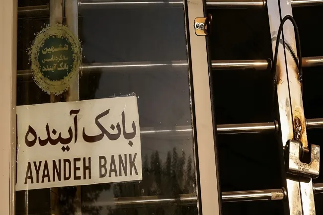 حمیدرضا غنی آبادی: بانک اینده هنوز منحل و ادغام نشده است این بانک در مرحله گزیر است