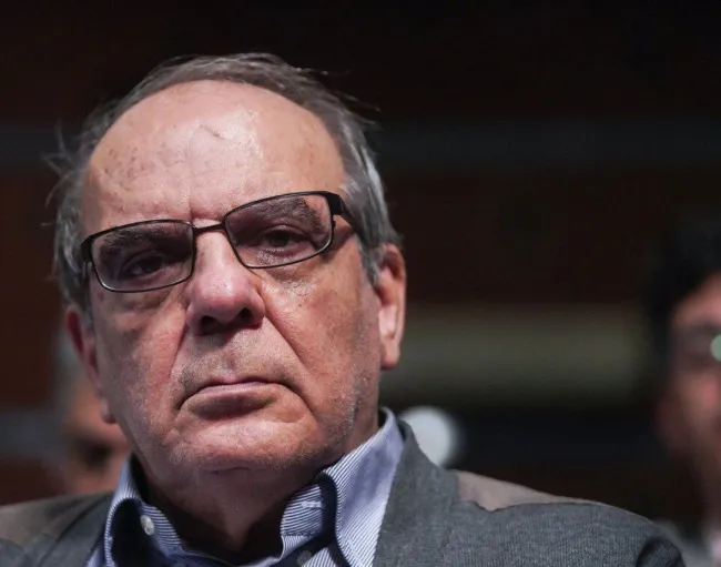  عباس عبدی: در مورد سقوط بالگرد رئیسی روایت کذب می سازند، با آنها برخورد نمی‌شود اما دختر هاشمی را بخاطر ادعای مشابه احضار می کنند